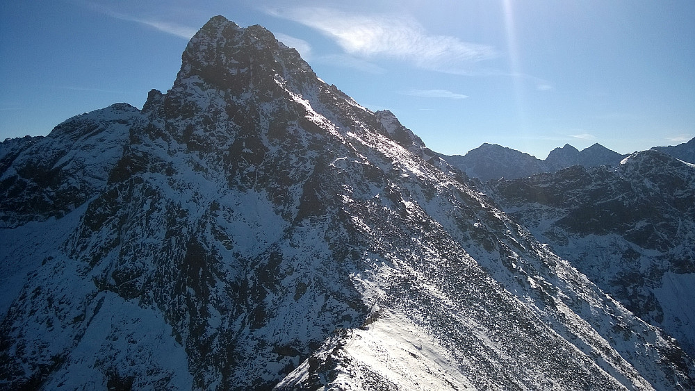 Swinica - en alpin 2300-meter, sett fra øst. Toppen rundes til høyre (sør) og man går opp fra baksiden (øst).