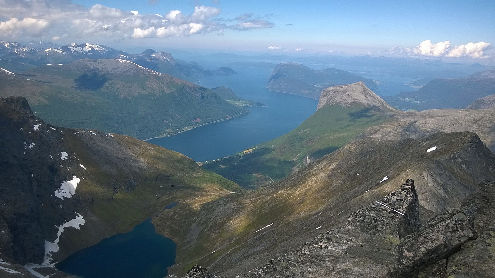 Utsyn over veien vi kom opp. Grisetskolten til høyre. Det var faktisk bare 3,4 km i luftlinje ned til bilen!