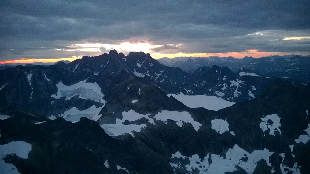 En ny vakker morgen er i ankomst over Hurrungane. Fra toppen av Store Austanbotntinden kl 03.18 den 22.juli.