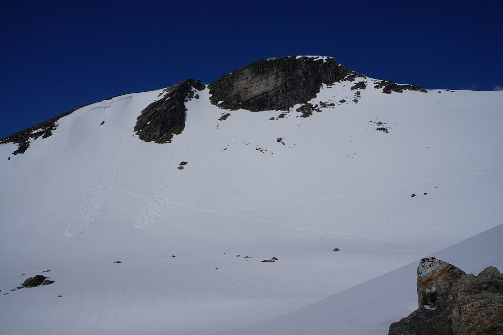 Ser tilbake på Stigfjellet, og ruta mi ned (til venstre) er godt synlig i form av det vifteforma skredet jeg sendte i forveien.