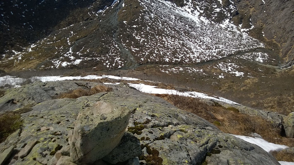 Ved nevnte varde på 580 m. Ser bratt ned egga jeg gikk opp, og den skrøpelige broa midt i bildet nede over elva.