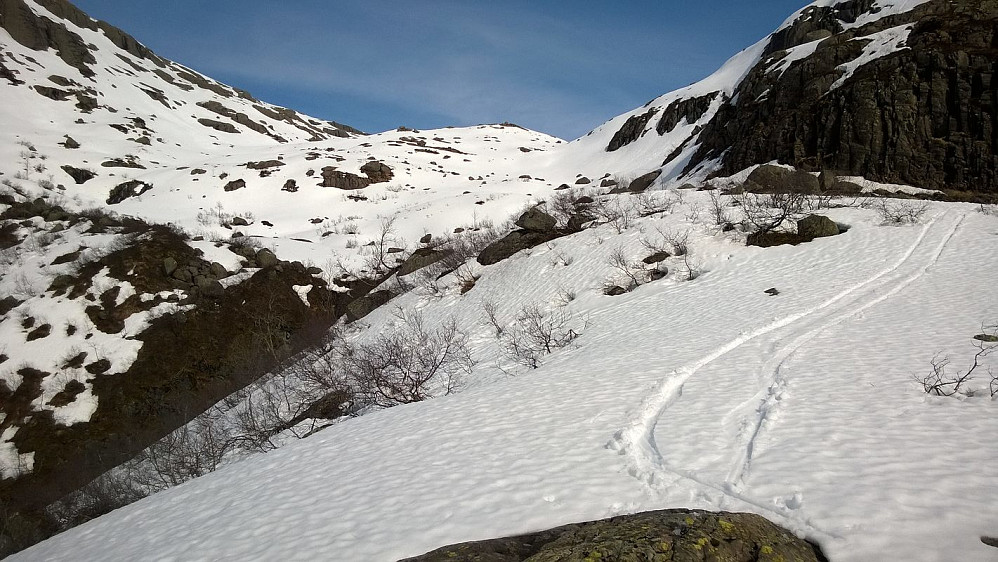 Fortsatt ved nevnte varde på 580 m. Herfra var det brått herlig snøføre innover mot Brelægda.