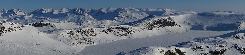 Panorama mot Jotunheimen i nord, tatt fra Høgegge på morgenen 26.mars.