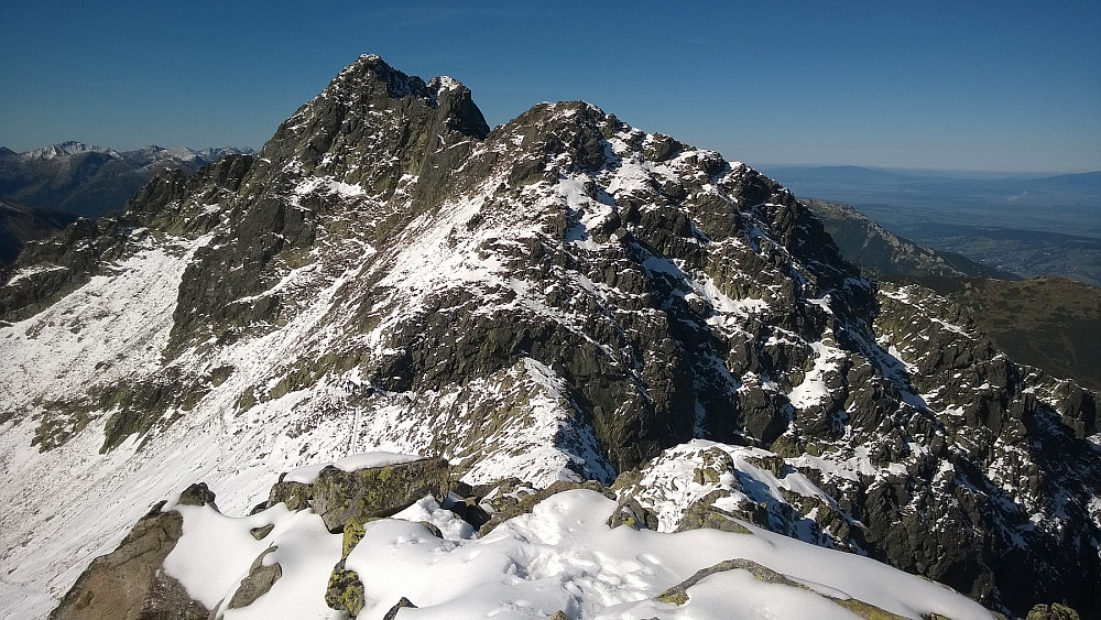 Ser tilbake på Swinica (lengst bakerst) fra Maly Kozi Wierch. Toppen i forgrunnen heter Zawratowa Turnia 2247m. Nede i skaret Zawrat står det en del folk fortsatt.