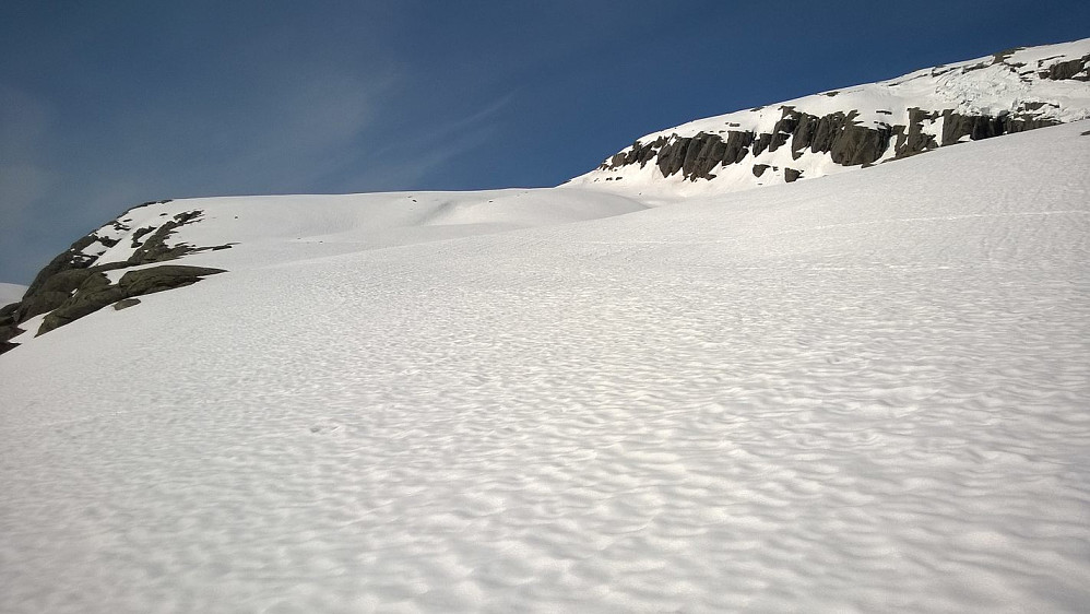 Brelægda. Det mest spennende punktet på snøføre er nok øverst, rundt skrenten her oppe. Ved isete forhold bør stor forsiktighet utvises her.