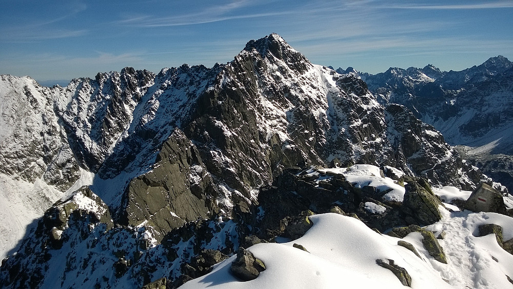 På Maly Kozi Wierch mot Kozi Wierch. I dette heftige landskapet går en tilrettelagt sti kalt Orla Perc (Ørnestien). Den følger mye venstresida; skyggesida (nord).