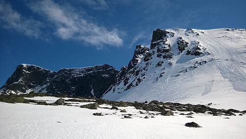 Leirungskampen sett i mai fra nord. Helt til høyre er N2. N1 sees ikke, og den bratte toppen noe til høyre for sentrum, er Leirungskampen. Bak skimtes den beskjedne Leirungskalven, mens Kalvehøgdmassivet fyller bildet i venstre del.