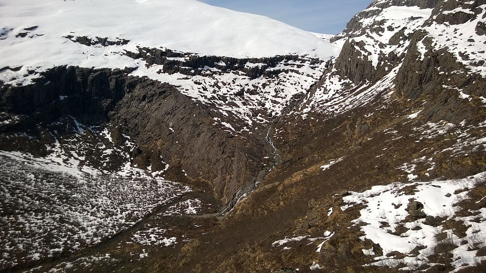 Oppe ved en varde på 580 m (under Oksefjellet). Med utsyn mot den ANDRE stien i området; innover mot Storebotsskaret og Blåbrebu. Jeg skulle ikke dit.