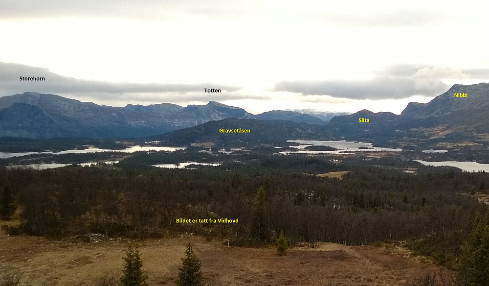 Fra toppen fikk jeg fin utsikt mot Gravsetåsen og Såta, som jeg hadde gått på tidligere i dag.