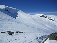 Tok seinere et bilde som viser slutten av ruta opp fra Snødalen; og den bratte breen/flanken noe til venstre som en går opp.