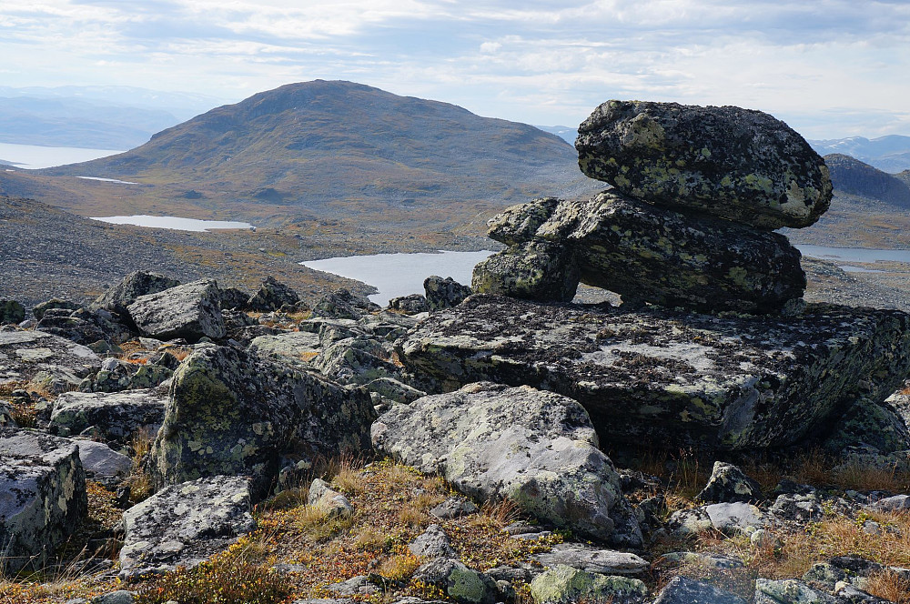 Ytterst på høydedraget, med Skølten i bakgrunnen, lå to kjempesteiner oppå en tredje stein. Helt utrolig, for ingen kan vel ha løftet disse på plass?