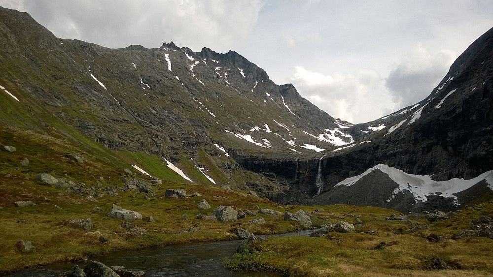 Dronninga sett fra Haugabotsvatnet i nordvest.