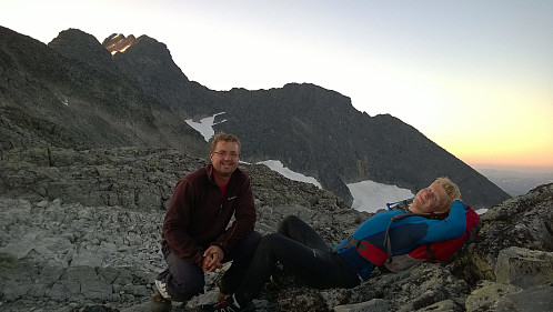 En dyktig sliten og noe småkvalm Sondre, noe mer fattig på ord nå, foran de to siste toppene på maraton-turen hans.