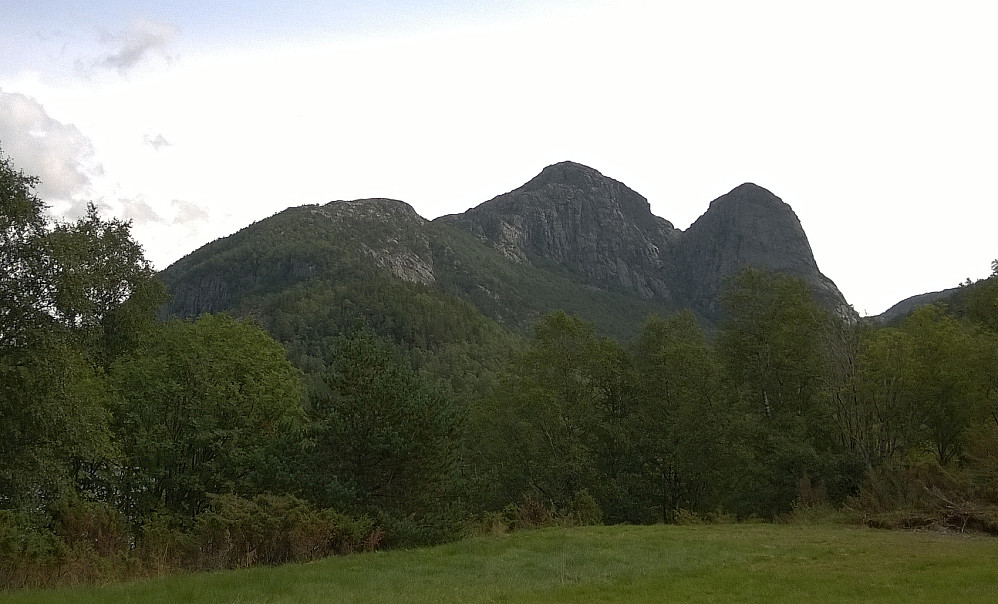 Heiahornet til venstre (høyeste punkt kan ikke sees) og Småsilhornet til høyre, sett fra Furuneset i vest.
