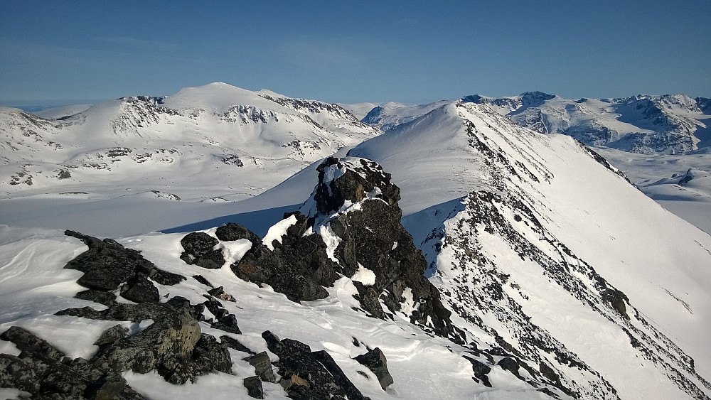 På Memurutinden V3. Ser tilbake mot V4. Største utfordringen i dag hadde vært over knatten på egga midt i bildet. Denne omgikk jeg til høyre på returen, for å spare tid.