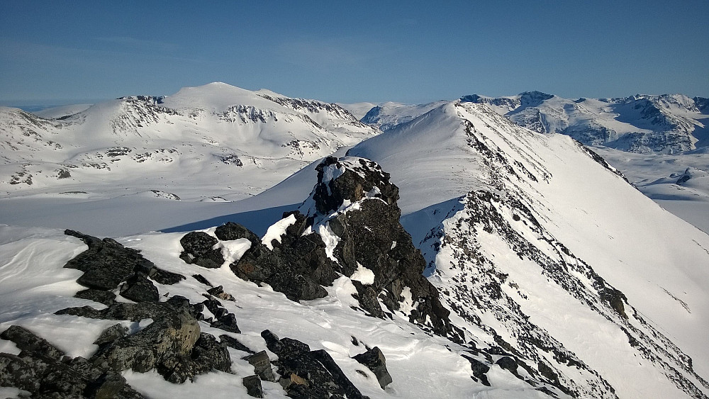 På Memurutinden V3. Ser tilbake mot V4. Største utfordringen i dag hadde vært over knatten på egga midt i bildet. Denne omgikk jeg til høyre på returen, for å spare tid. 