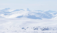 Zoom mot Lodalskåpa i vest.