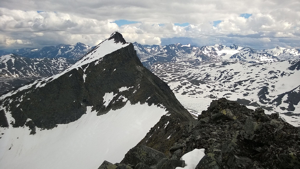 Fra toppen av Skarddalstinden. Det skal være klatring mot Skarddalsegga - noe jeg gjerne utforsker med tau en gang.