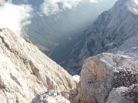 Fra toppen; 1800 meter ned i dalen Vrata.