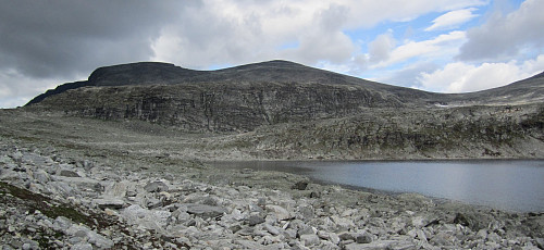 Mye ur innover mot Høgbøra, og derfor godt å kunne starte på rundt 1000 meter. Her på rundt 1400 meters høyde.