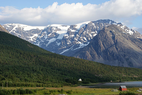 Ser nesten helt til toppen av Troms' tak fra veien, her!