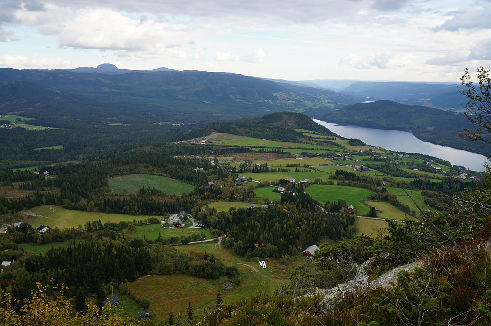 Fin utsikt mot sørøst, og Heggefjorden - tatt et stykke unna selve toppunktet (for der er det bare skog...)