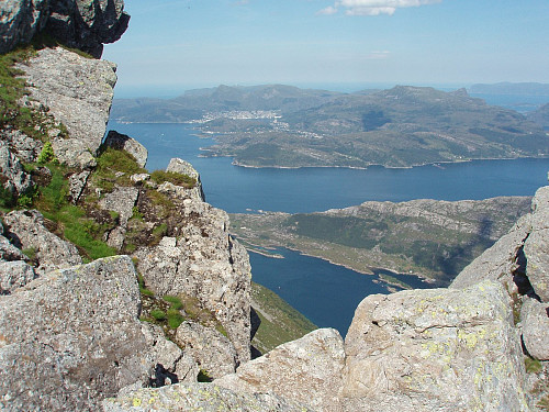 Fin utsikt mot Måløy fra et punkt nær Hornelen.