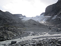 Brefronten på Heimre Illåbreen, med dagens mål i bakgrunnen.