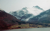 Fra venstre til høyre: Karitind, Dronninga og Kongen sett fra Innfjorden.