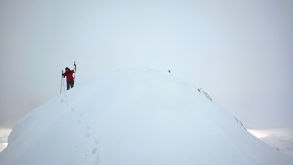 Turens eneste bilde av noe verdi: Lars-Petter ned skavlen like på østsiden av toppen (Harahorn).