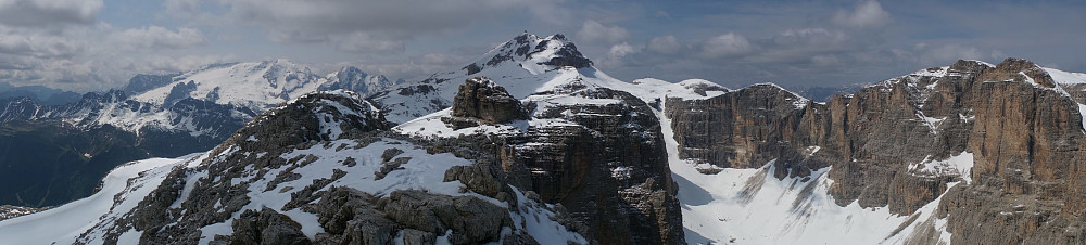 Panorama fra toppen mot sør, med Marmolada til venstre, og Piz Boe sentralt.