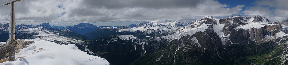 Panorama fra toppen mot sør (Marmolada) og SV (Sellagruppen, med Piz Boe som høyeste topp.)