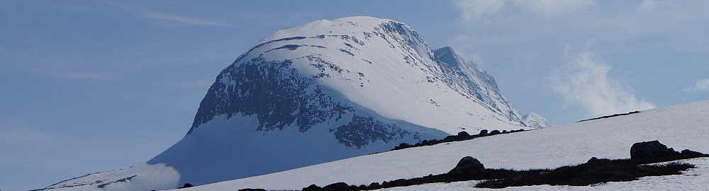 Tverrådalskyrkja sett fra nord, der den runde nordtoppen dominerer. Bildet kostet meg nesten en ski!