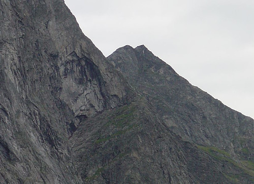 Trollkjerringa er nok sint på alle bilistene i Trollstigen, som kan se henne, der ansiktet hennes er frosset til stein. Ser du kjerringa?