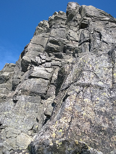 Ved hjørnet: Ser opp rappellveien ned i sørøst. I klatrefører for Jotunheimen er denne ruta kalt Sydvest-veien, enda den vitterlig ligger på sørøst-siden av fjellet. Kanskje fordi man klatrer opp på sør og vest-sida av SØ-egga?