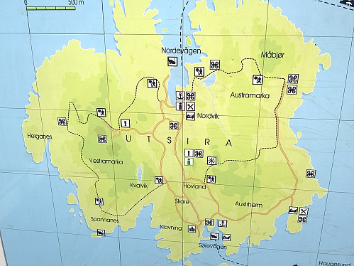 Kommunens egen infoplakat ved fergekaia.