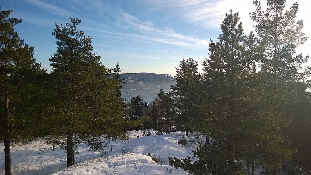 En flik av Drammensfjorden kan sees fra toppen.