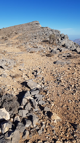  Dette er toppen av Jabal Bil Ays på 1911 moh. Den ligger i Oman men er lett å gå til fra UAE-veien. 