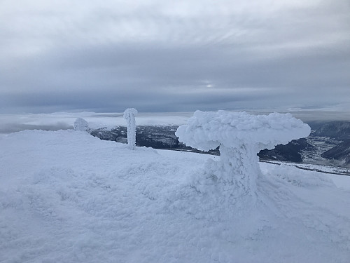 Fine skulpturer på toppen av Formokampen i slikt vær!