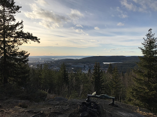 Utsikt mot Oslo by fra stien på vei opp mot Røverkollen