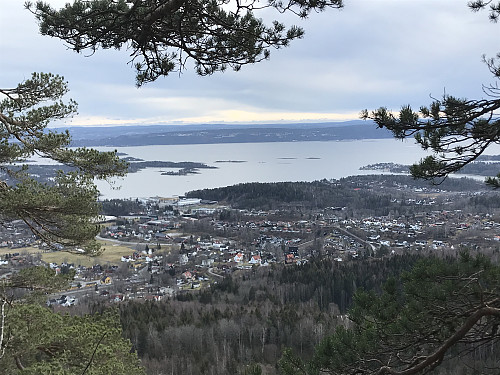 Fin utsikt mot Oslofjorden like før jeg kommer opp til utsiktspunktet