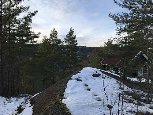Toppunktet på Rødåsen like ved det øverste huset.