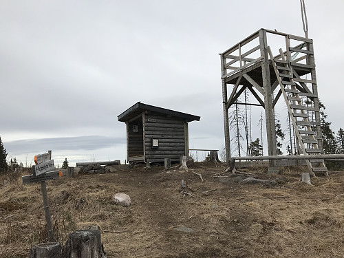 På Kjølaberget nord er det satt opp utsiktstårn og gapahuk