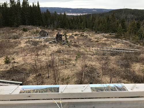 Utsikt østover fra tårnet. Bildene på rekkverket viser hvilke topper som kan ses