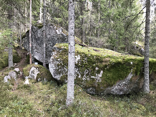 Russersteinen like nedenfor Skjeppåsen