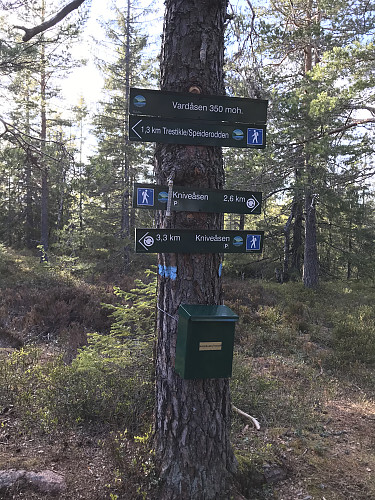 Turpostkasse og skilt et par hundre meter unna toppunktet