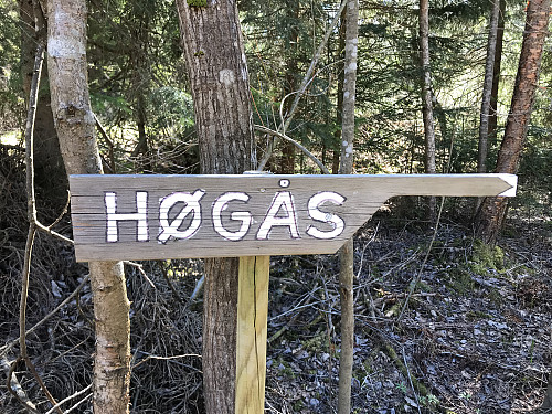 Skilt langs stien før man runder åsen øst for Høgåsen