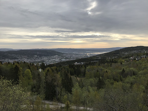 Fin utsikt mot Drammen underveis til toppen