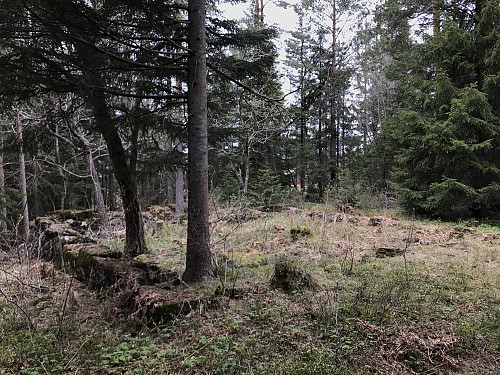 Rester etter en bygning på toppen av Gruvåsen