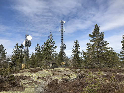 Mye tekniske installasjoner på toppen av Skibergfjellet